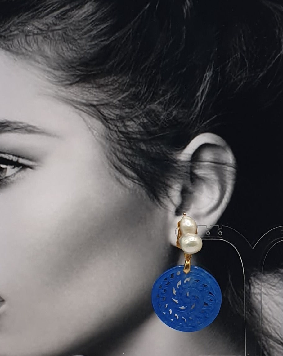 orecchini a clip con doppia perla ed elemento in giada blu colorata