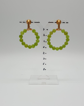 Carica l&#39;immagine nel visualizzatore di Gallery, orecchini a clip in metallo dorato con perle rotonde di giada verde

