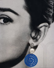 Charger l&#39;image dans la galerie, silver strass stud earrings with pearls and blue dyed jade element
