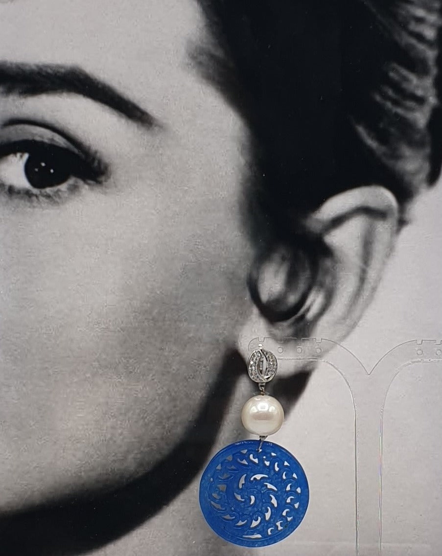 orecchini a bottone in argento con strass con perle ed elemento in giada tinta in blu