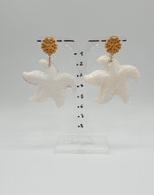 Carica l&#39;immagine nel visualizzatore di Gallery, stelle marine in madreperla con fori in metallo dorato
