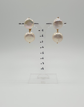 Carica l&#39;immagine nel visualizzatore di Gallery, orecchini a clip con doppie perle a forma di moneta su base di metallo dorato
