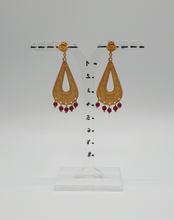 Carica l&#39;immagine nel visualizzatore di Gallery, orecchini in metallo dorato per fori con perle di giada rossa

