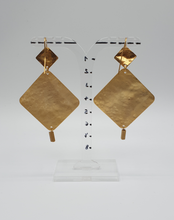 Carica l&#39;immagine nel visualizzatore di Gallery, orecchini quadrati in metallo dorato a foro con elementi quadrati
