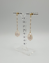Charger l&#39;image dans la galerie, gold plated silver stud earrings with pearls on a mini pearl chain
