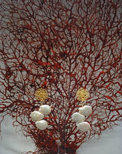 Carica l&#39;immagine nel visualizzatore di Gallery, orecchini a bottone a fiore in metallo dorato con perle
