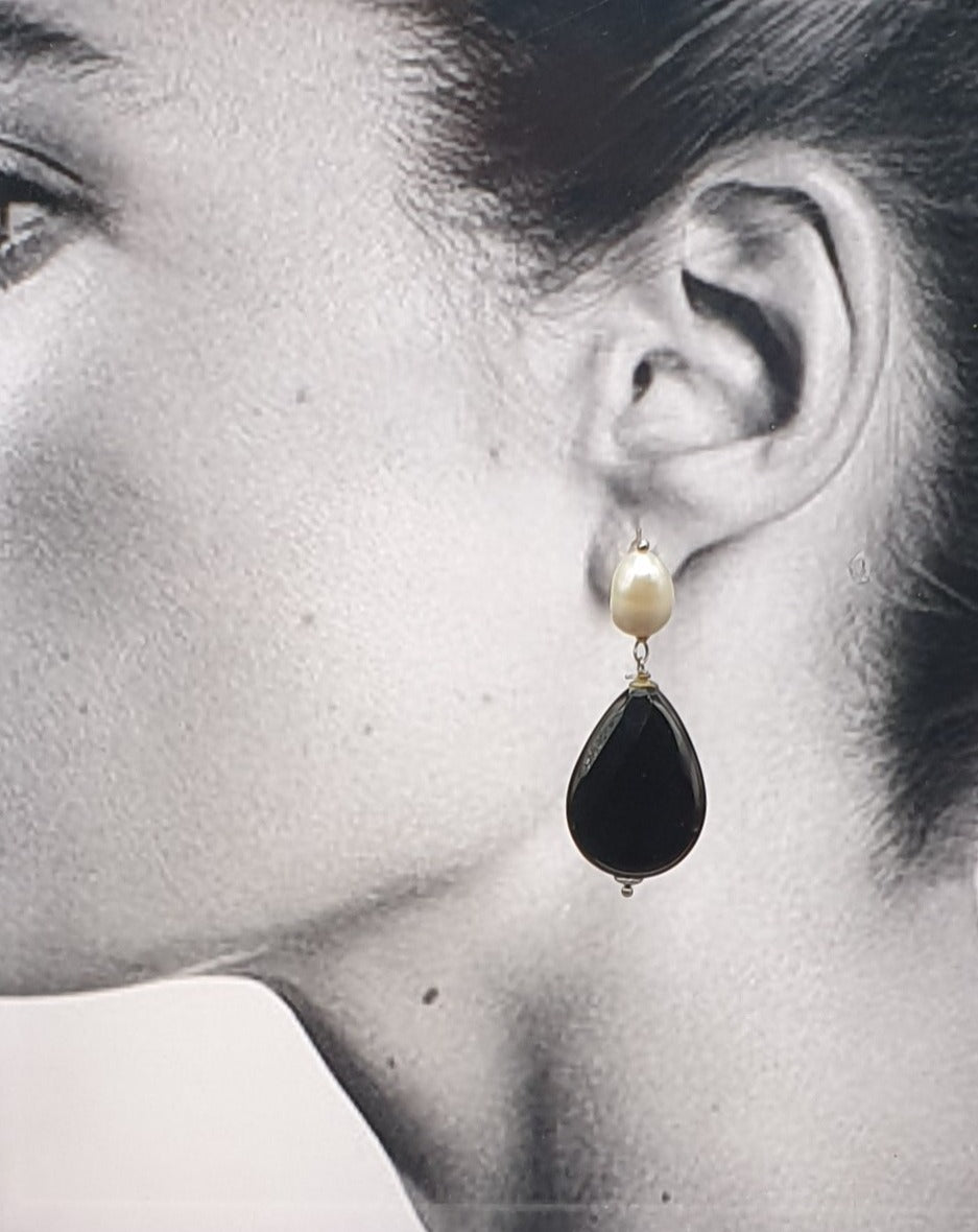 pearl stud earrings with black dyed agata drop