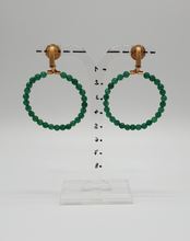 Charger l&#39;image dans la galerie, golden metal clip-on earrings with green jade beads
