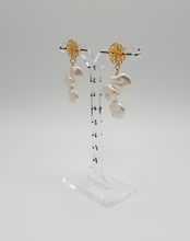 Carica l&#39;immagine nel visualizzatore di Gallery, orecchini a bottone a fiore in metallo dorato con perle
