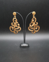 Charger l&#39;image dans la galerie, golden metal clip-on earrings with decorative elements
