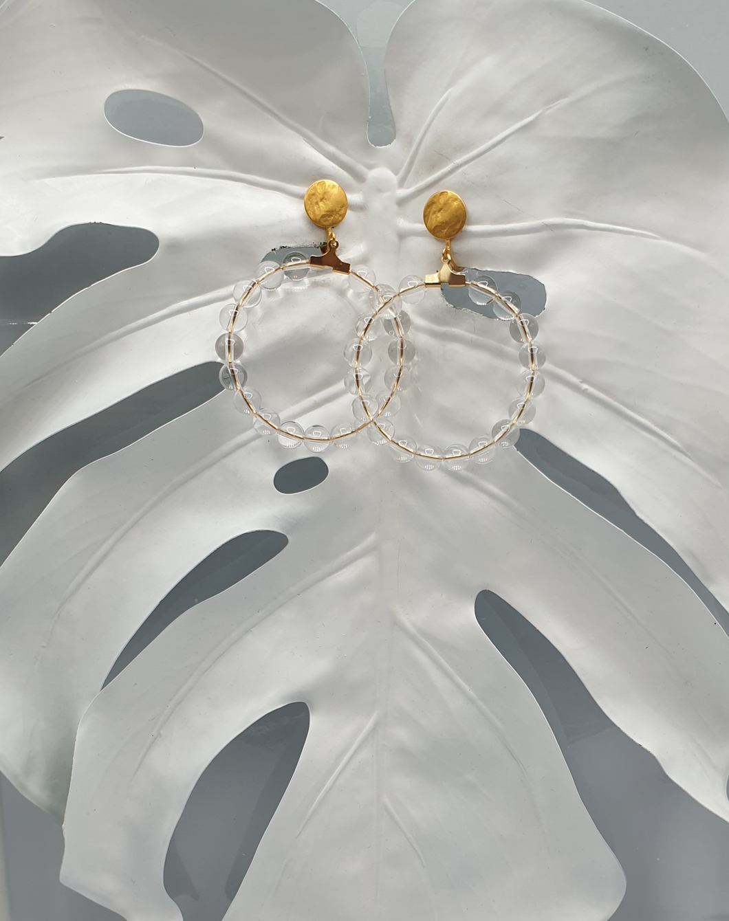 orecchini a clip in metallo dorato con perline piatte di cristallo trasparenti