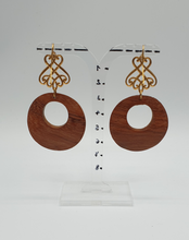 Carica l&#39;immagine nel visualizzatore di Gallery, NUOVI orecchini pendenti in metallo dorato con elemento in legno marrone
