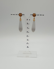 Carica l&#39;immagine nel visualizzatore di Gallery, orecchini a bottone in argento placcato oro con gocce di vetro lattiginoso
