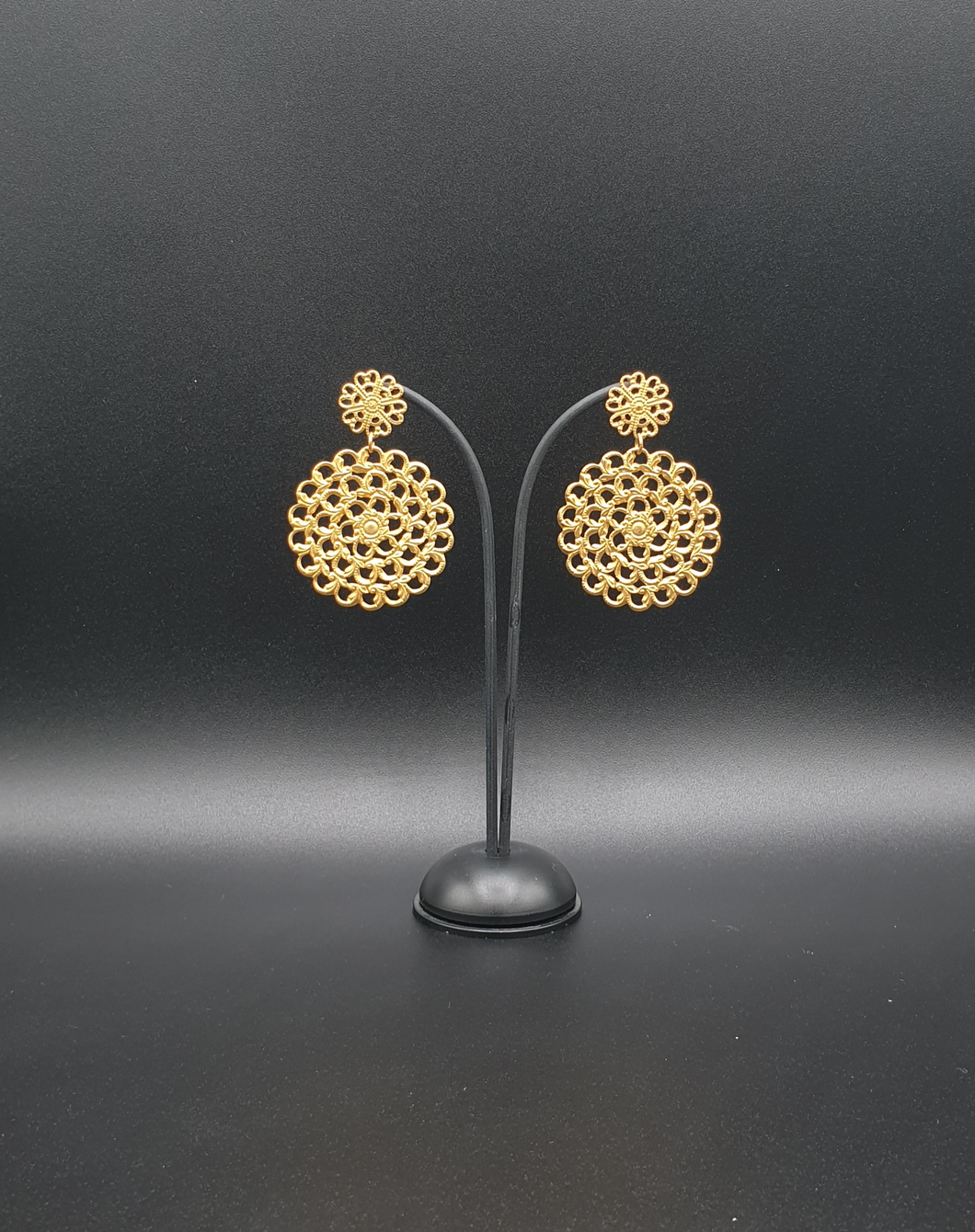 golden metal flower stud earrings with flowers