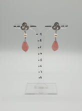 Lade das Bild in den Galerie-Viewer, NEUE silberne Ohrstecker mit Perlen und gefärbten rosa Jadetropfen
