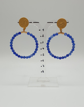Charger l&#39;image dans la galerie, golden metal clip-on earrings with facetted blue jade beads
