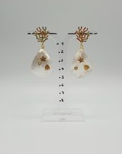 Carica l&#39;immagine nel visualizzatore di Gallery, NUOVI orecchini a perno in argento placcato oro con gocce di madreperla decorate
