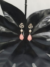 Lade das Bild in den Galerie-Viewer, NEUE silberne Ohrstecker mit Perlen und gefärbten rosa Jadetropfen
