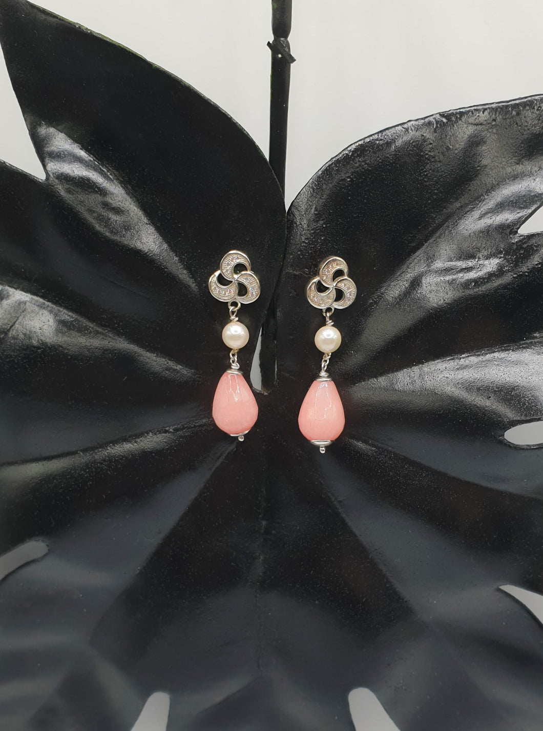 NEUE silberne Ohrstecker mit Perlen und gefärbten rosa Jadetropfen