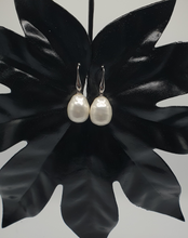 Carica l&#39;immagine nel visualizzatore di Gallery, orecchini pendenti in argento con perle laccate in polvere perlata
