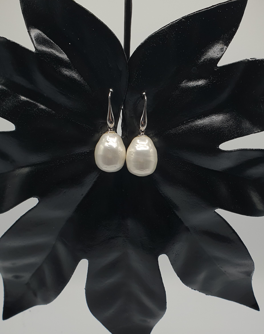 orecchini pendenti in argento con perle laccate in polvere perlata