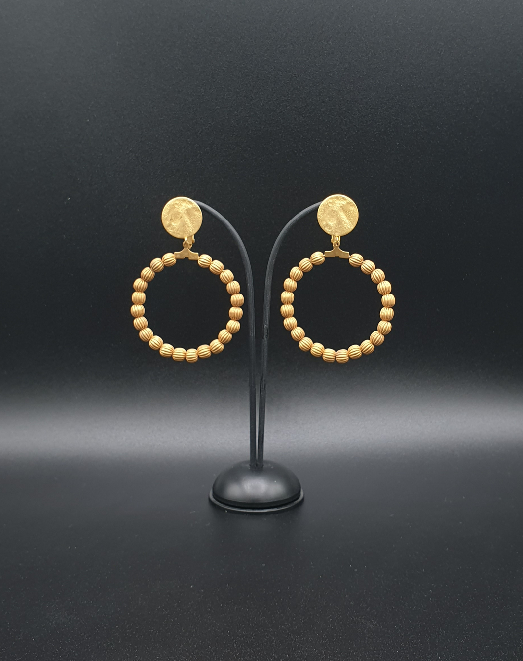 goldene Ohrclips aus Metall mit gefurchten Perlen