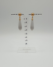 Carica l&#39;immagine nel visualizzatore di Gallery, orecchini a bottone in argento placcato oro con gocce di vetro lattiginoso
