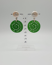Carica l&#39;immagine nel visualizzatore di Gallery, orecchini a clip di perle con elemento di giada tinta verde
