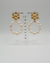 Load image into Gallery viewer, NEW golden metal flower stud earrings with pearls
