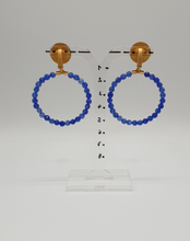 Lade das Bild in den Galerie-Viewer, goldene Ohrclips aus Metall mit facettierten blauen Jadeperlen

