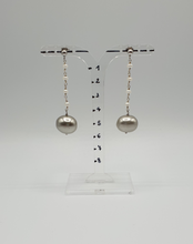 Charger l&#39;image dans la galerie, silver stud earrings with lacquered powder pearls
