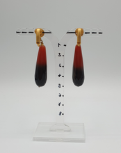 Carica l&#39;immagine nel visualizzatore di Gallery, orecchini a clip in metallo dorato con gocce di agata bicolore
