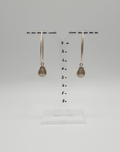 Lade das Bild in den Galerie-Viewer, Silberne ovale Ohrringe für Löcher mit Strasstropfen
