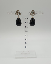 Lade das Bild in den Galerie-Viewer, elegante silberne Strass-Ohrstecker mit schwarzen Agata-Tropfen
