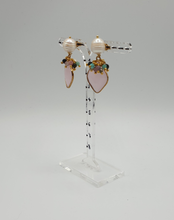 Charger l&#39;image dans la galerie, silver stud earrings with pearls and pink cabouchon rhomb
