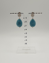 Carica l&#39;immagine nel visualizzatore di Gallery, orecchini a bottone con fiocchi di neve in strass e giada colorata blu
