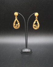 Carica l&#39;immagine nel visualizzatore di Gallery, orecchini a clip in metallo dorato con elementi decorativi
