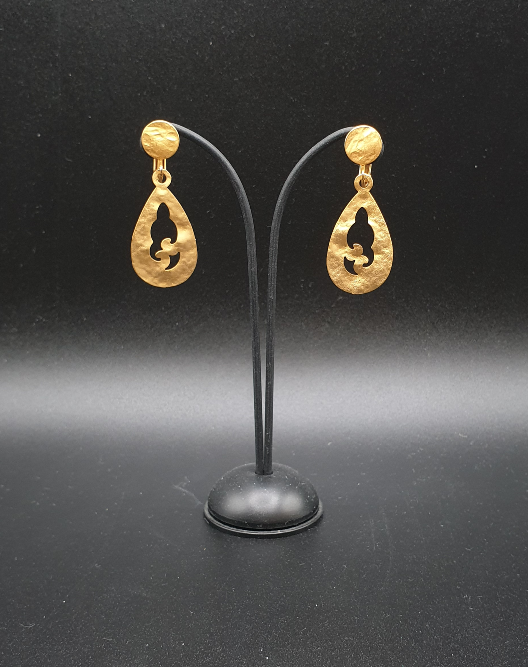 orecchini a clip in metallo dorato con elementi decorativi