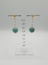 Carica l&#39;immagine nel visualizzatore di Gallery, NUOVI orecchini dorati con mini perle e perle simili a marmo turchese
