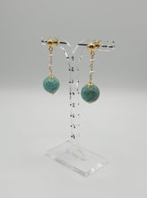 Carica l&#39;immagine nel visualizzatore di Gallery, NUOVI orecchini dorati con mini perle e perle simili a marmo turchese
