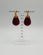 Carica l&#39;immagine nel visualizzatore di Gallery, orecchini a clip in metallo dorato con gocce di velluto rosso vino
