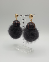 Charger l&#39;image dans la galerie, golden metal stud earrings with plastic pearls and grey coloured mink
