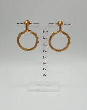 Charger l&#39;image dans la galerie, golden metal clip-on earrings with cubic beads, small
