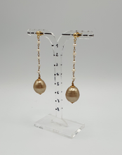 Carica l&#39;immagine nel visualizzatore di Gallery, orecchini a bottone placcati oro con mini perle e perle laccate con polvere di perle
