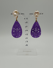 Charger l&#39;image dans la galerie, pearl clip-on earrings with purple dyed jade elements
