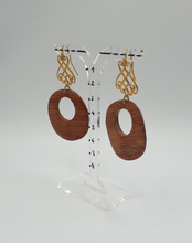 Charger l&#39;image dans la galerie, NEW golden metal dangle earrings with brown wooden element
