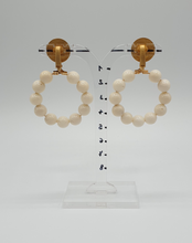 Lade das Bild in den Galerie-Viewer, goldene Ohrclips aus Metall mit gebleichten Korallenperlen
