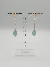 Lade das Bild in den Galerie-Viewer, NEUE goldene Ohrstecker mit Miniperlen und hellblauen Jadetropfen
